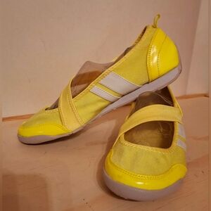 DKNY Womens Brea 8.5 Casual Slip On Bright Yellow, Gray Sole Comfort Shoes NWOT